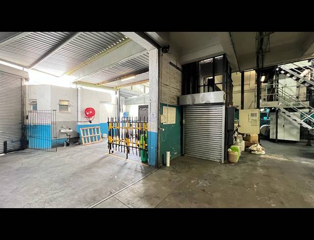 1,660M² WAREHOUSE FOR SALE IN VILLAGE DEEP